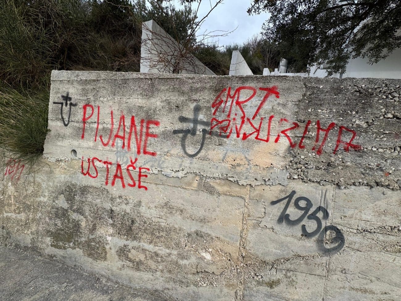Neprimjereni grafiti osvanuli u blizini splitske osnovne škole