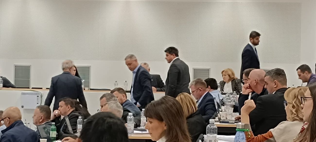 Prijedlog nagodbe Tromonta i Turističko-ugostiteljske škole težak tri milijuna eura izazvao tešku krizu na Skupštini! Click to teach Gmail this conversation is important