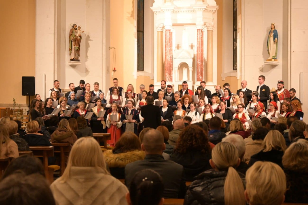 U Dugopolju održan korizmeni koncert „Evo, pod križ smo došli!“