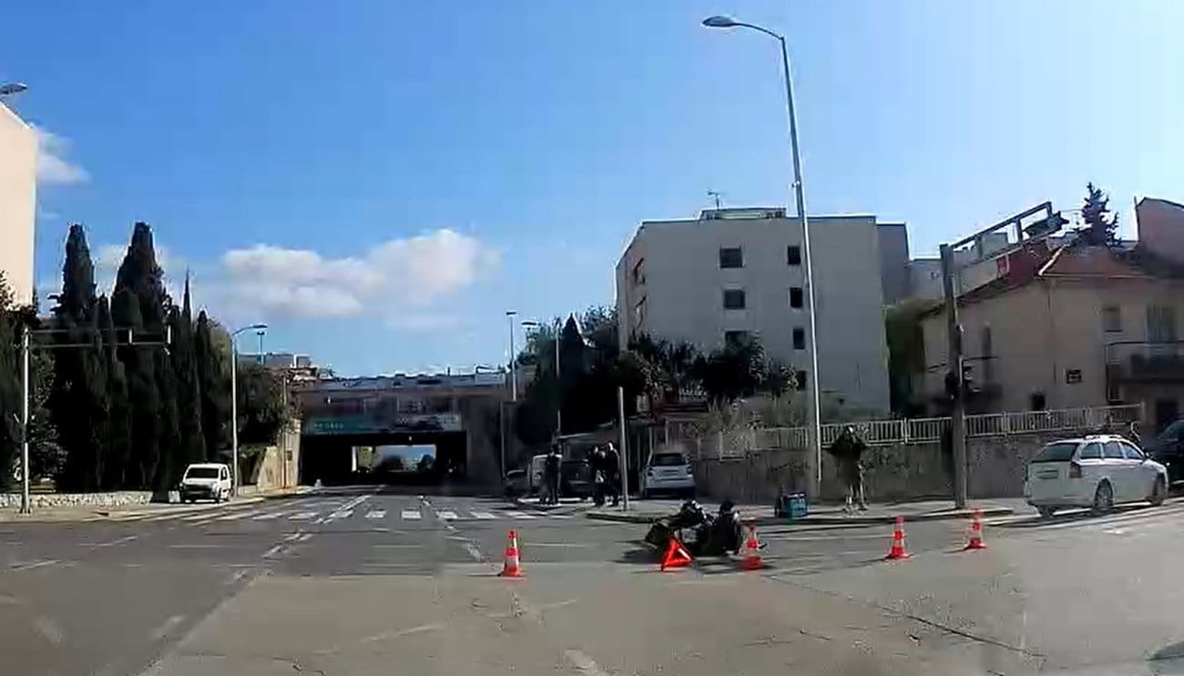 Prometna nesreća u Splitu: Na križanju Dubrovačke i Kranjčevićeve sudarili se automobil i motocikl