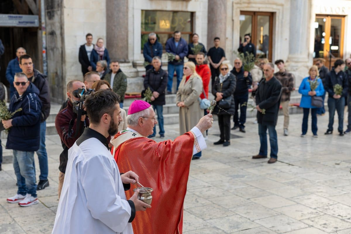 FOTO Nadbiskup Križić u katedrali sv. Dujma predvodio misu na Cvjetnicu. Vjernicima je uputio znakovitu poruku