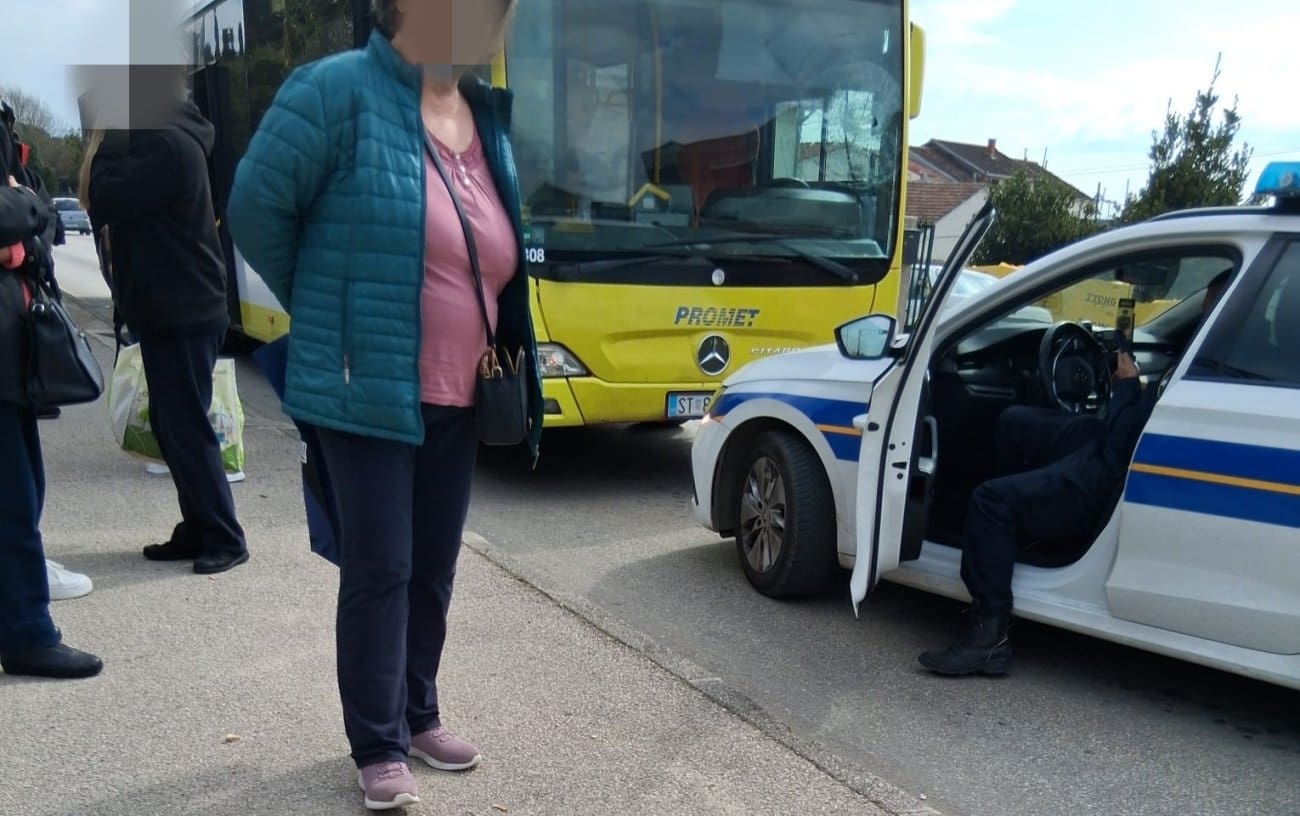 Prometna u Kaštel Gomilici: Autobus 37 naletio na šipku, policija obavlja očevid