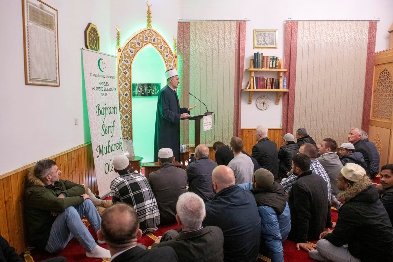 Bilić čestitao Ramazanski bajram u splitskom mesdžidu, na molitvi i župan Boban