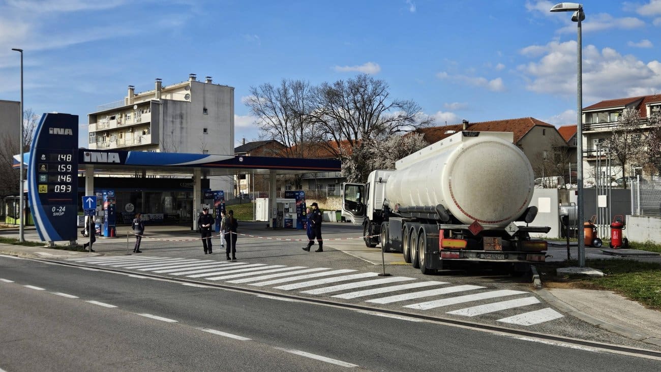 Na benzinskoj u Dalmaciji iscurilo gorivo iz pune cisterne, intervenirali vatrogasci