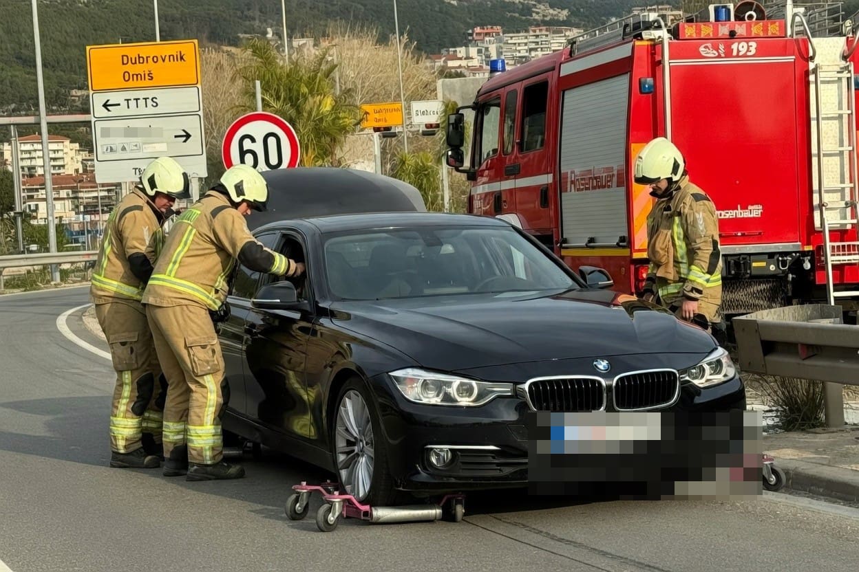 Zadimio BMW niz Sirobuju, dojurilo šest vatrogasaca