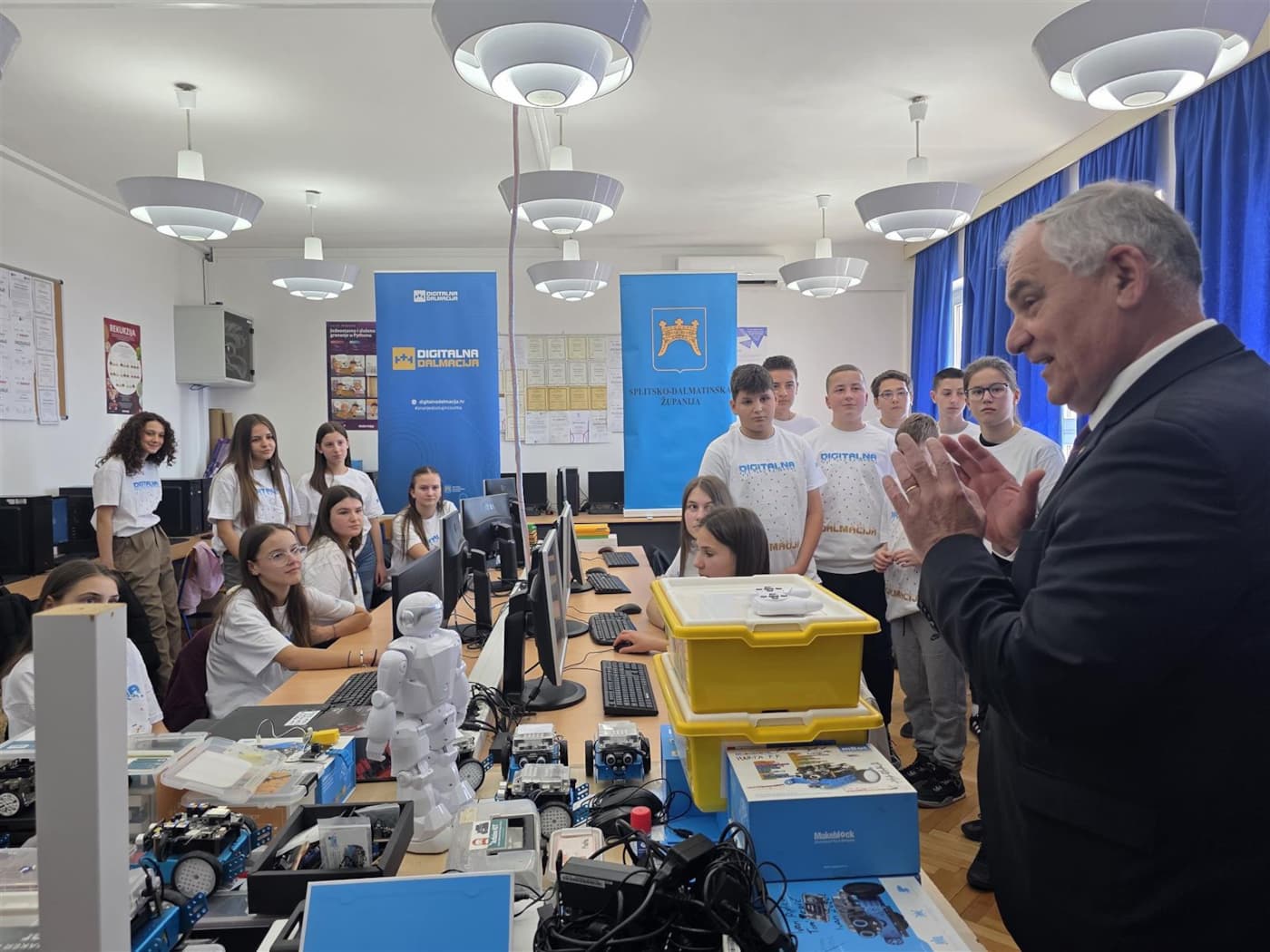 Župan Boban u Imotskom uručio 15 novih računala za informatičku učionicu OŠ Stjepana Radića