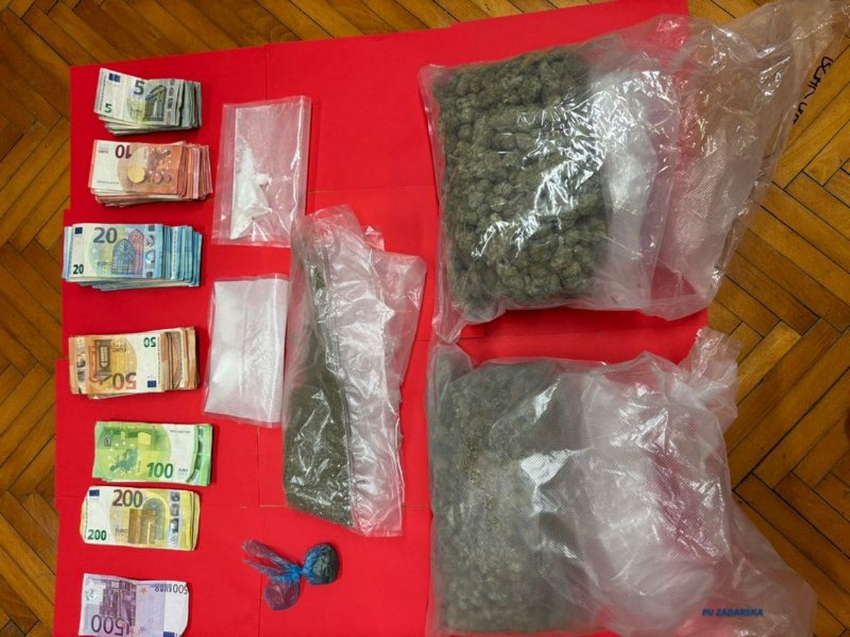 Uhićen 22-godišnjak: Policija pronašla marihuanu, kokain, novac, vagu i opremu za vakuumiranje
