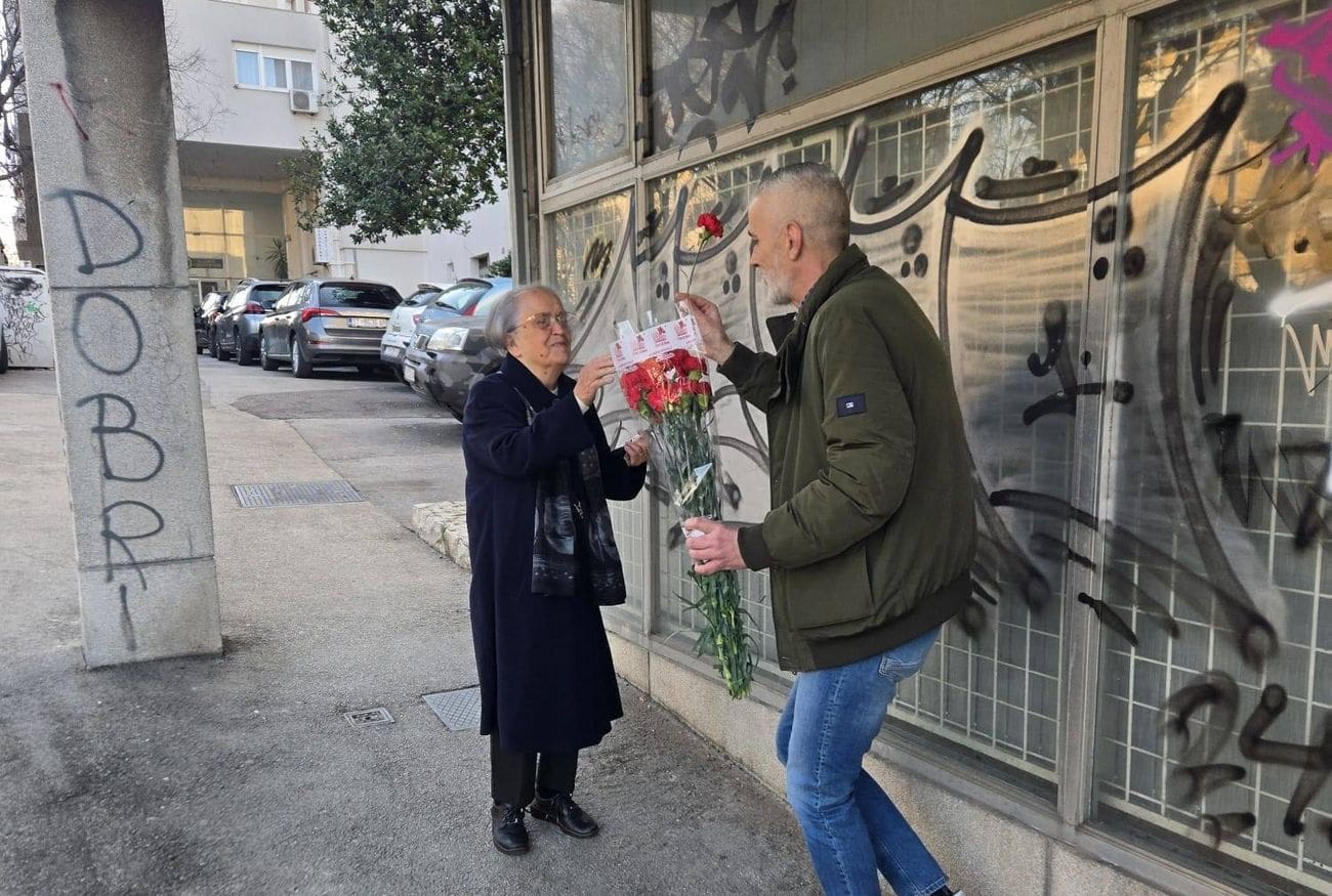 Na Gripama obilježen Dan žena: Predsjednik kotarskog vijeća dijelio karanfile sugrađankama