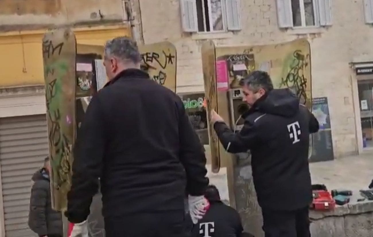 Svjedoci prošlih vremena nestaju iz srca Splita. Uklanjaju se posljednje telefonske govornice