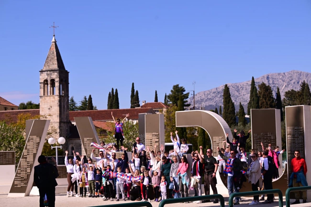 FOTO Poljud se puni: Navijači pristižu na dvoboj Hajduka i Lokomotive, objavljeni sastavi