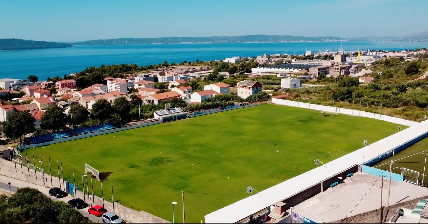 Obnavlja se nogometno igralište HNK Jadran u Kaštel Sućurcu. Vrijednost projekta nešto više od milijum eura