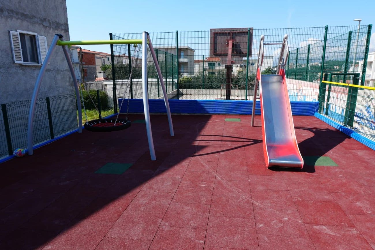 FOTO U Podstrani uređeno još jedno dječje igralište. Pogledajte kako izgleda