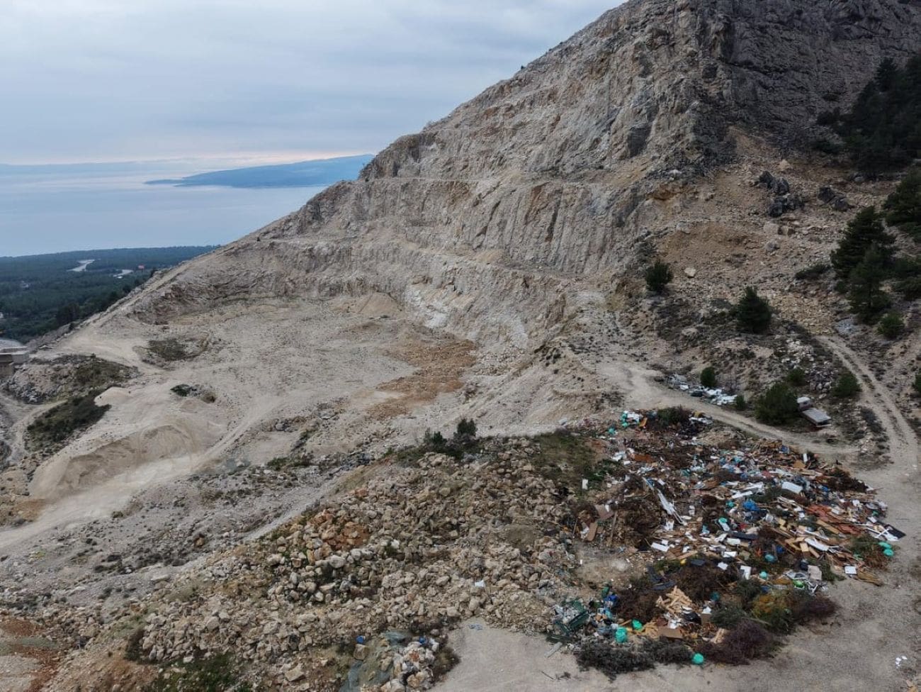 Krenula je sanacija ilegalnog odlagališta otpada kod Omiša: "Bivša vlast otpad bacala u kamenolom!"