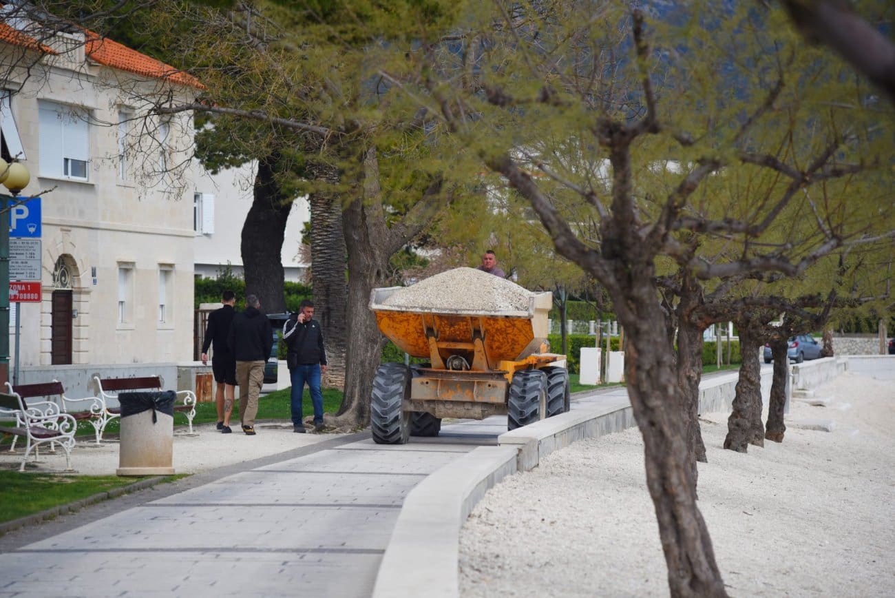 FOTO Kaštela se pripremaju za turističku sezonu: Nasipaju se plaže, orezuju stabla...
