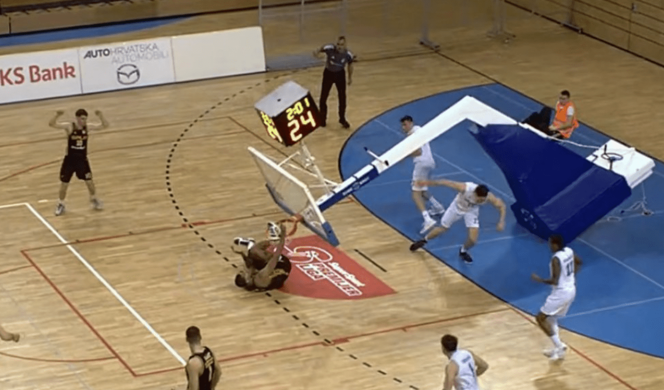 Drama u Rijeci: Igrač Splita zakucao, srušila se cijela konstrukcija koša