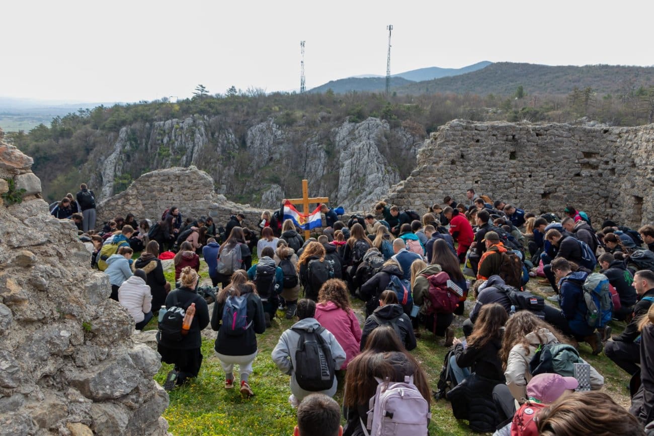 KRIŽNI PUT KROZ ZAGORU Splitski studenti dva dana pješačili po kršu, oglasio se i Thompson