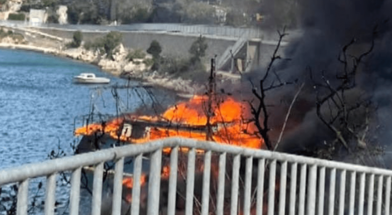 Drama na Jadranu: Zapalile se tri ribarske brodice! Bura proširila vatru na šumu, brane se kuće