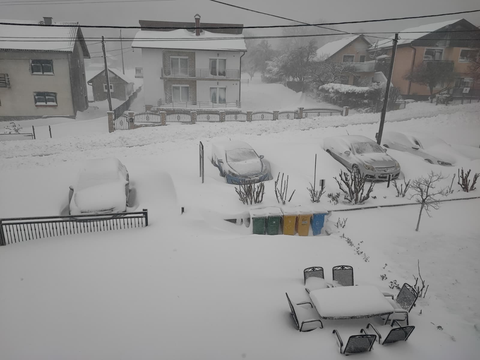 Zima uzvratila udarac: Dijelovi Hrvatske zatrpani snijegom!