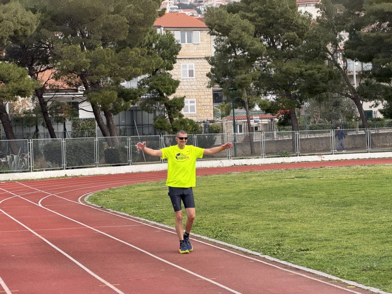 Mate Vodanović hoda u Makarskoj, mogao bi premašiti 100 tisuća koraka