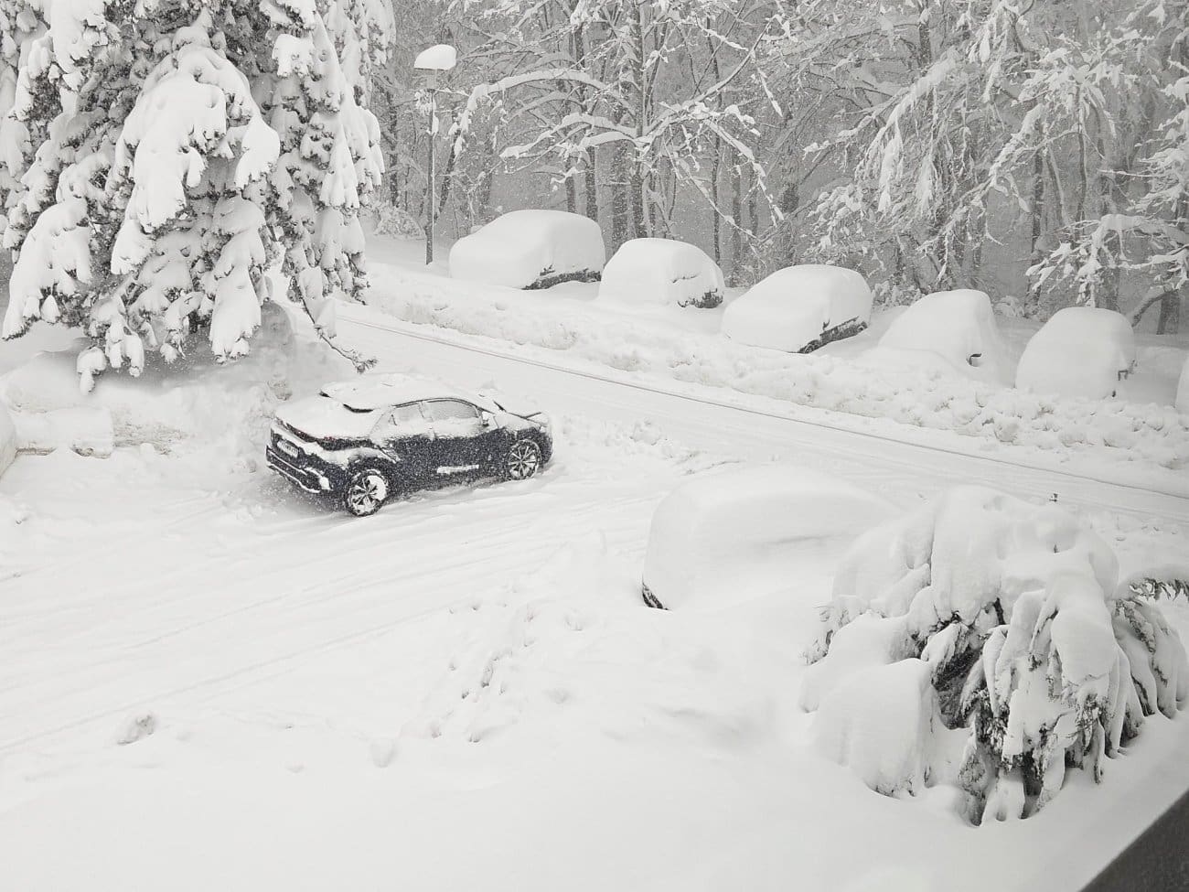 Gorski kotar paraliziran zbog snijega: 'Mećava je, probijamo se do Zagreba. Neumorno pada!'