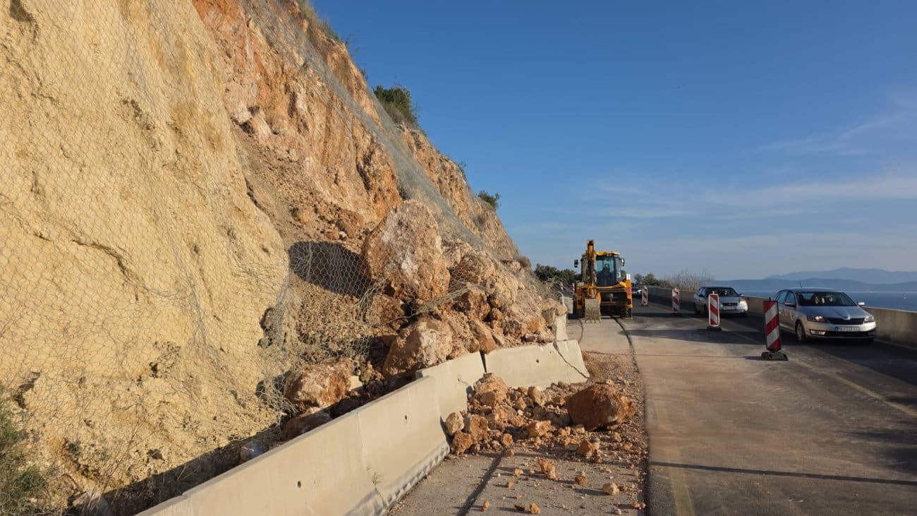 Odron na Jadranskoj magistrali u Podgori, promet se odvija naizmjenično jednom trakom