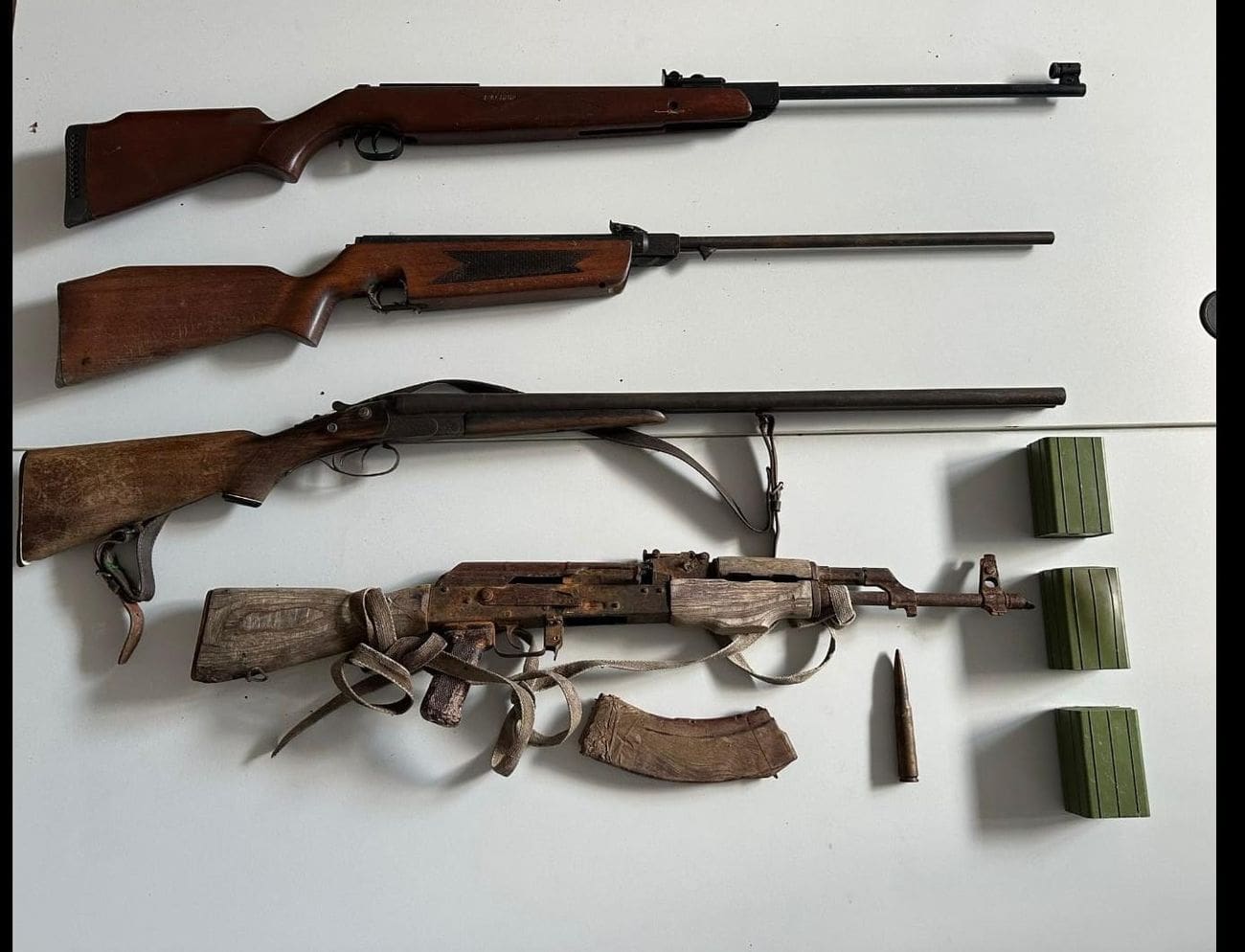 42-godišnjak u Vrgorcu držao doma oružje. Policija mu našla i automatsku pušku