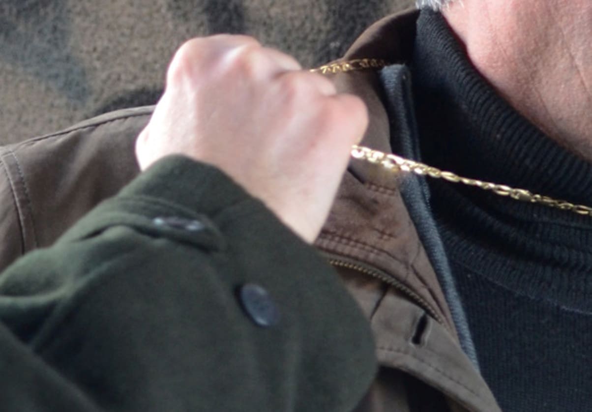 DRSKA KRAĐA Nepoznati počinitelj 70-godišnjakinji strgnuo lančić na ulici, policija objavila upozorenje