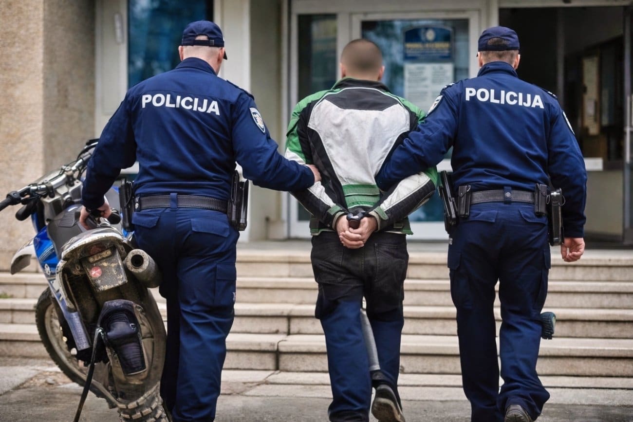 Kakav lik: Napravio sedam prekrašaja bez vozačke i bez tablica na motoru. U pritvor će, možda mu trajno oduzmu vozačku