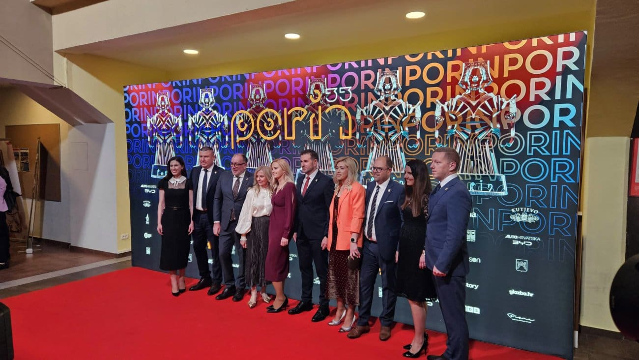 Modno usklađen par: Gradonačelnik Šuta i supruga Matilda iznenadili sve svojim izgledom na crvenom tepihu Porina