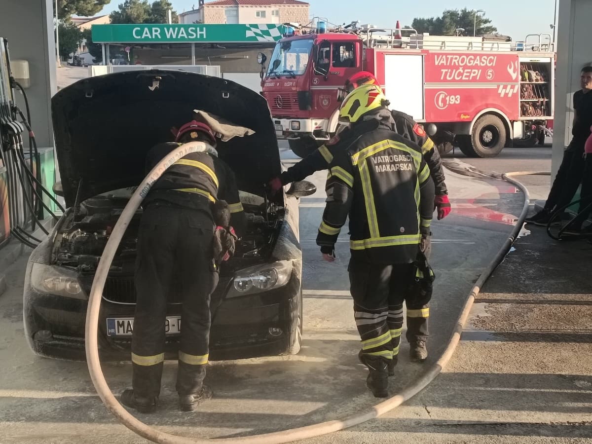 FOTO Požar automobila na benzinskoj: Zaposlenici reagirali prije dolaska vatrogasaca