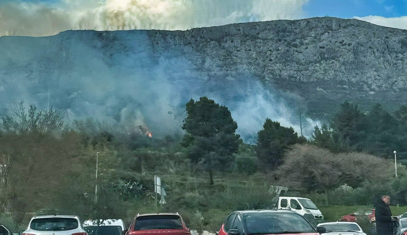 Požar u Solinu. Više vatrogasaca na terenu, gasi se vatrena buktinja...