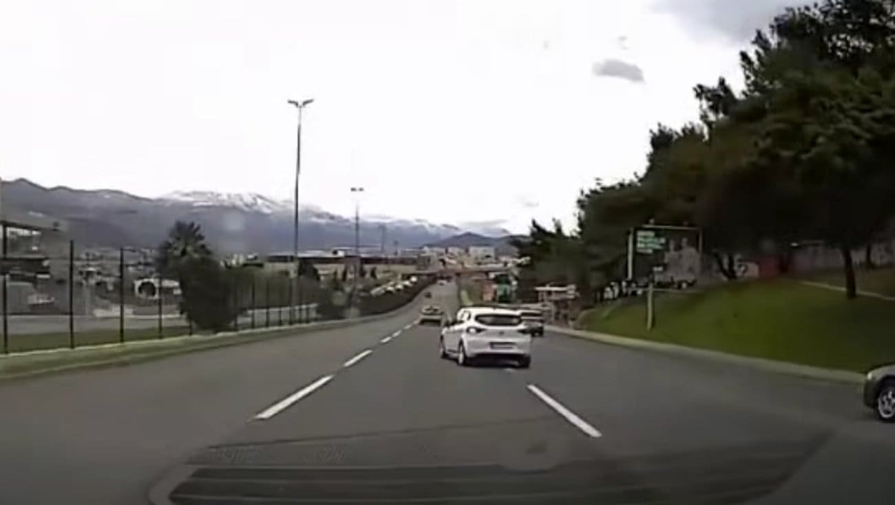 VIDEO Drama na izlazu iz Splita: Opasno uključivanje u promet umalo završilo sudarom