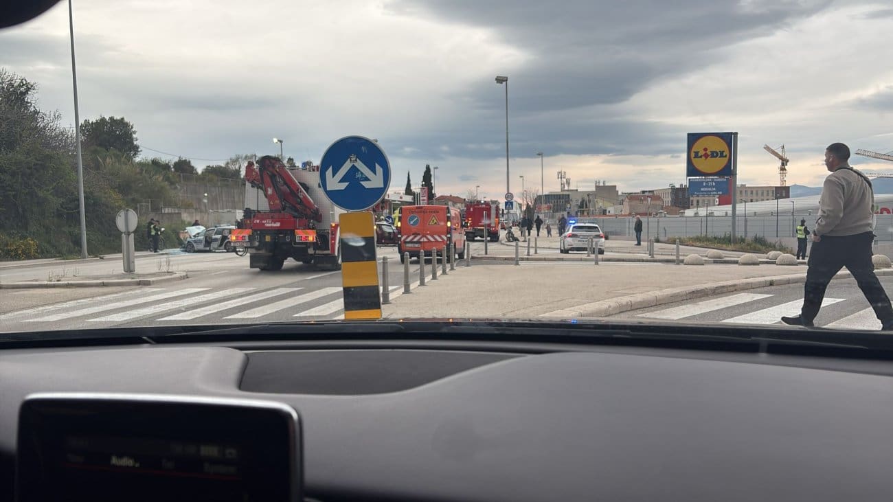 Sudar policijskog auta i osobnog vozila u Splitu: Nastala velika šteta, stvaraju se gužve