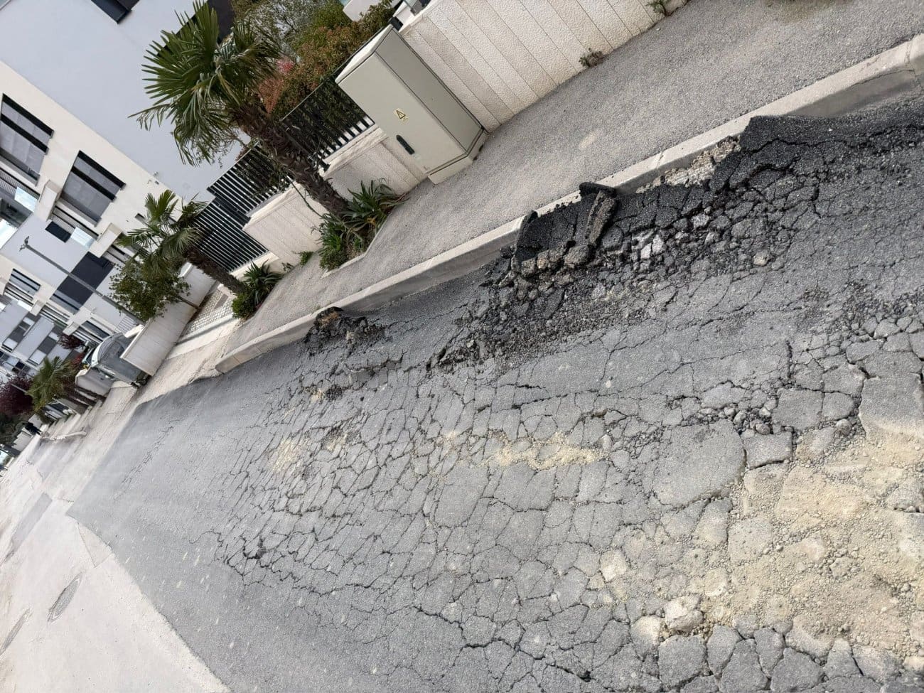 FOTO Ovako izgleda ulica na Žnjanu samo četiri dana nakon asfaltiranja. Stanovnici 'šize'