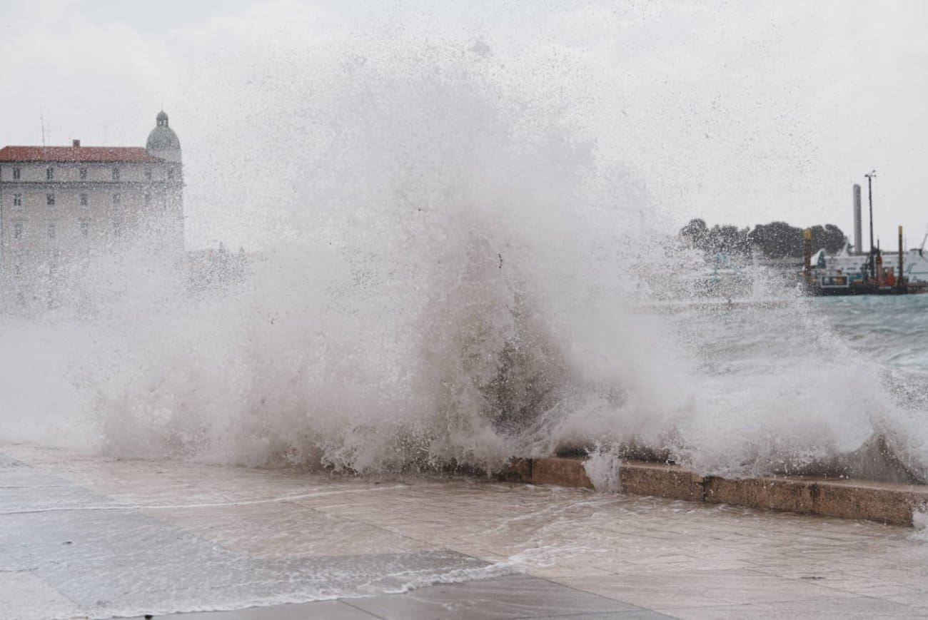 FOTO & VIDEO Ako možete, zaobiđite Rivu: Ogromni valovi preplavljuju splitsku šetnicu