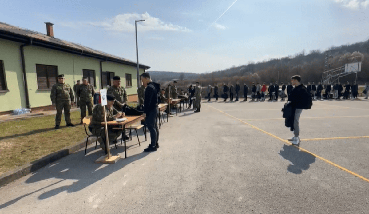 'Drago mi je da je u njemu proradio taj osjećaj domoljublja': Emotivni roditelji ispratili ročnike u vojarne