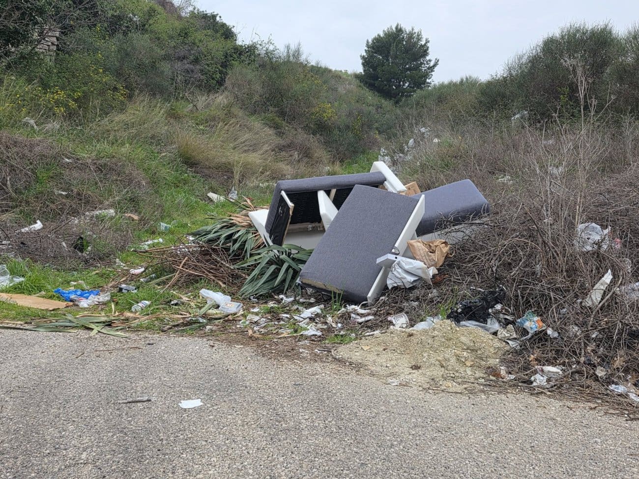 Sramotno odlaganje otpada na Sirobuji: Uz cestu završio namještaj i smeće