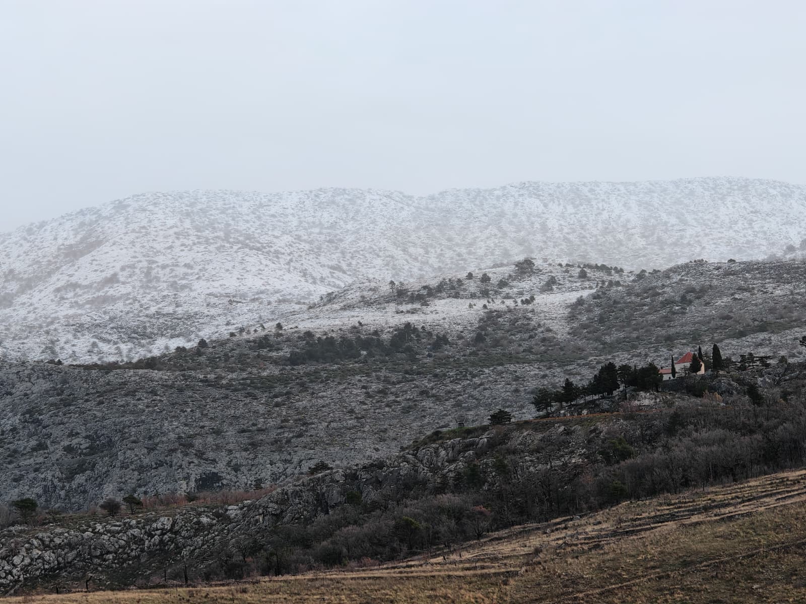 Prometni kolaps u Hrvatskoj: Zatvorena A1, kamioni blokirani, snijeg stigao i do Dalmacije