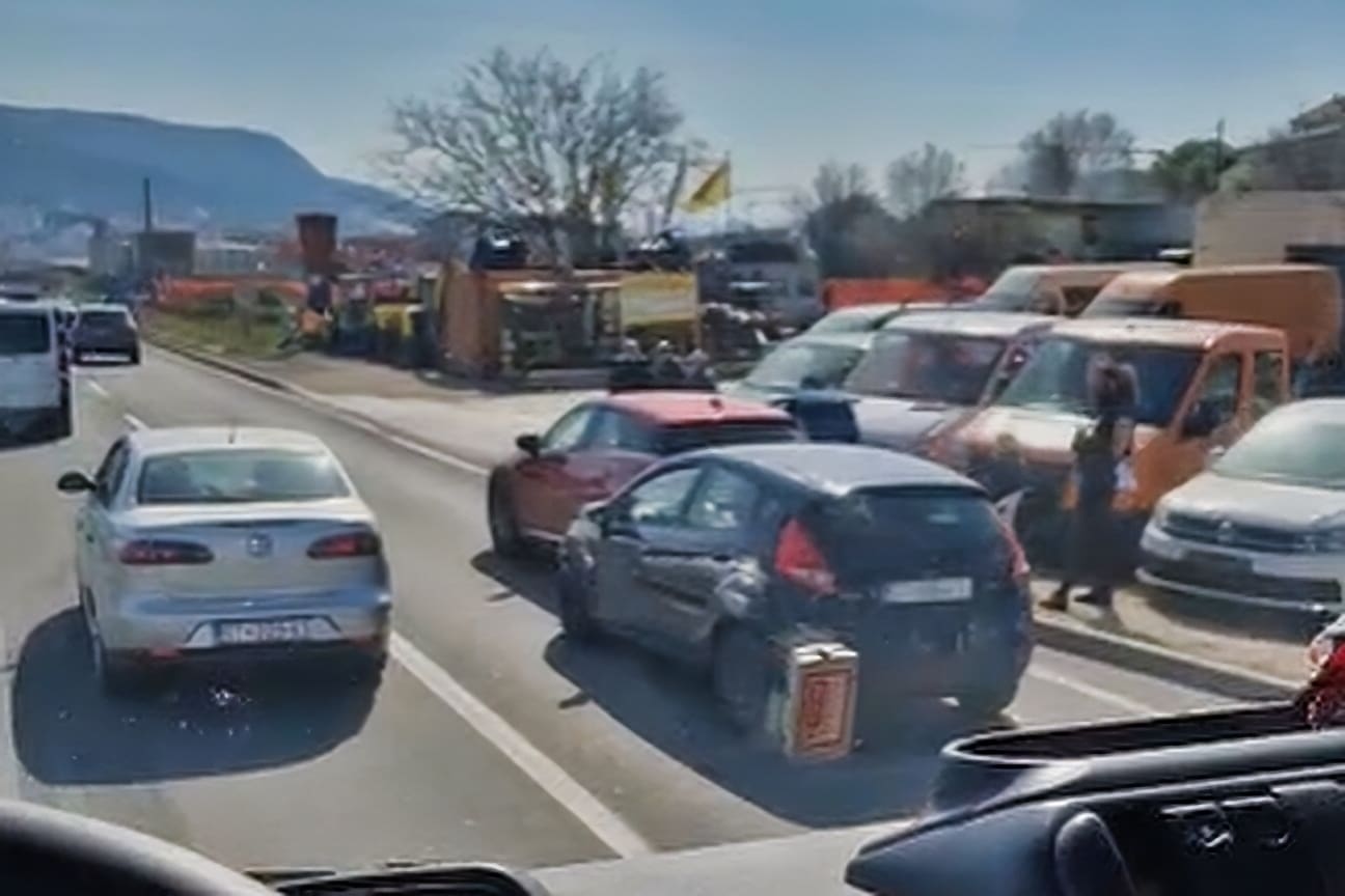 Nova prometna nesreća u Splitu: Na Sirobuji se sudarila tri vozila, stvaraju se velike gužve