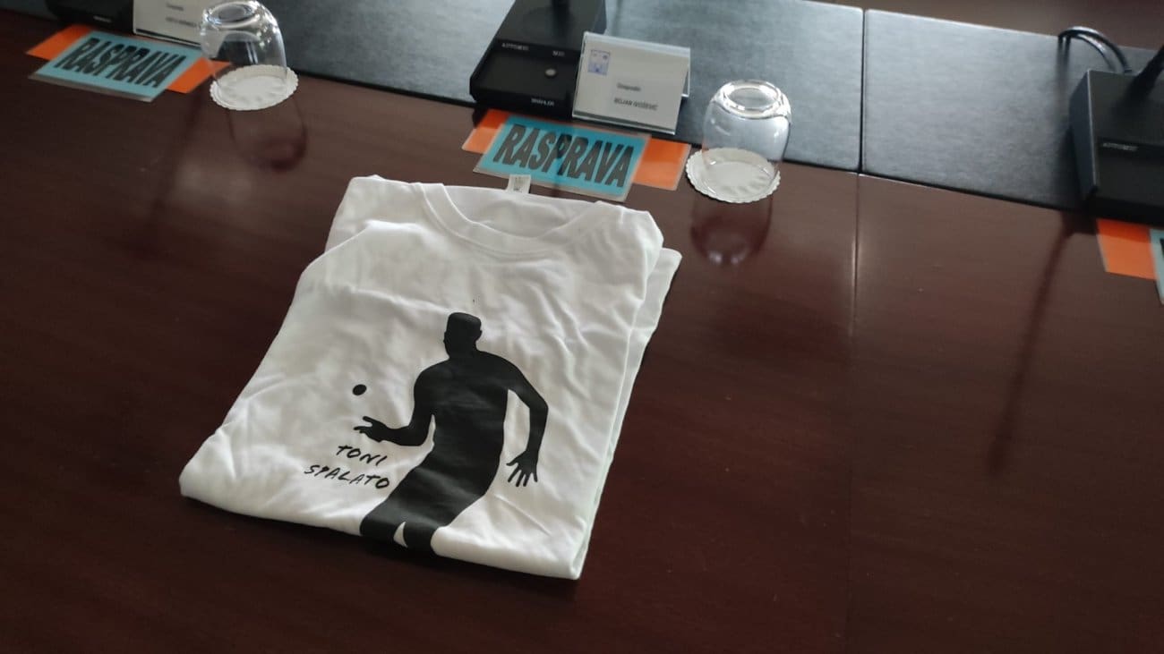 Ivoševića nema na sjednici GV-a. Na njegovom mjestu ga dočekala bijela majica. Pogledajte ovo