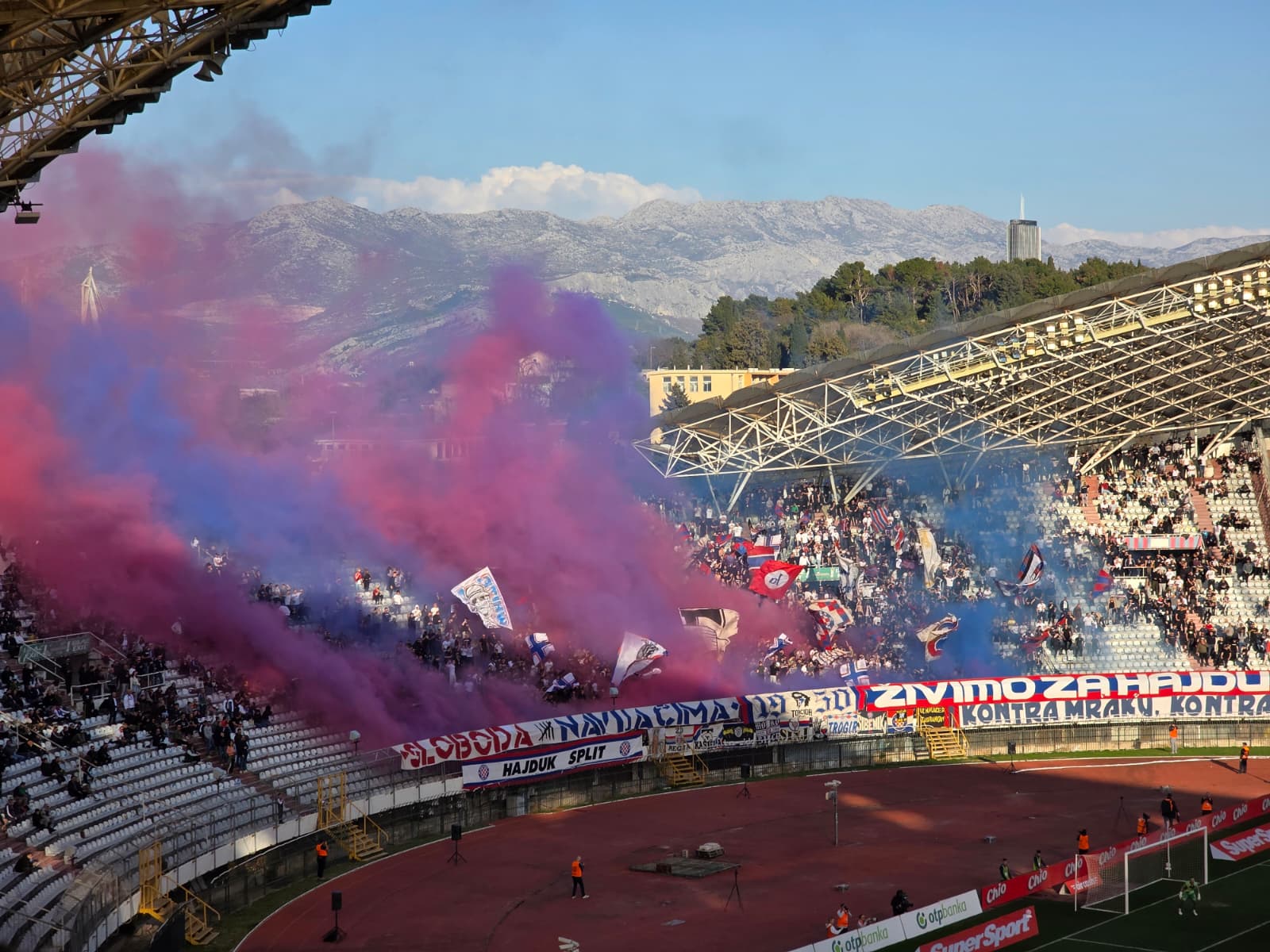 Dimne bombe "preuzele" sjevernu tribinu