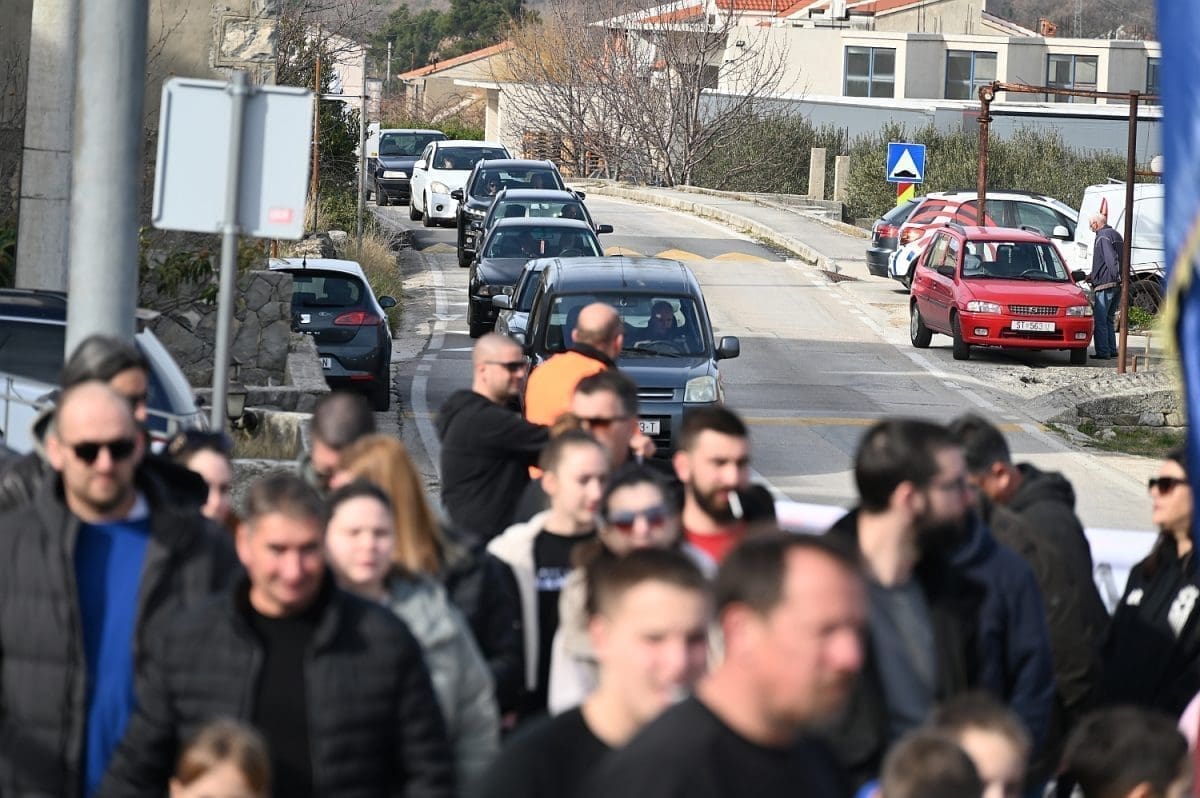 Kraj agonije se bliži, 15 milijuna eura za cestu Podstrana - Žrnovnica - Tugare: Dobit će nogostupe, odvodnju, rasvjetu...