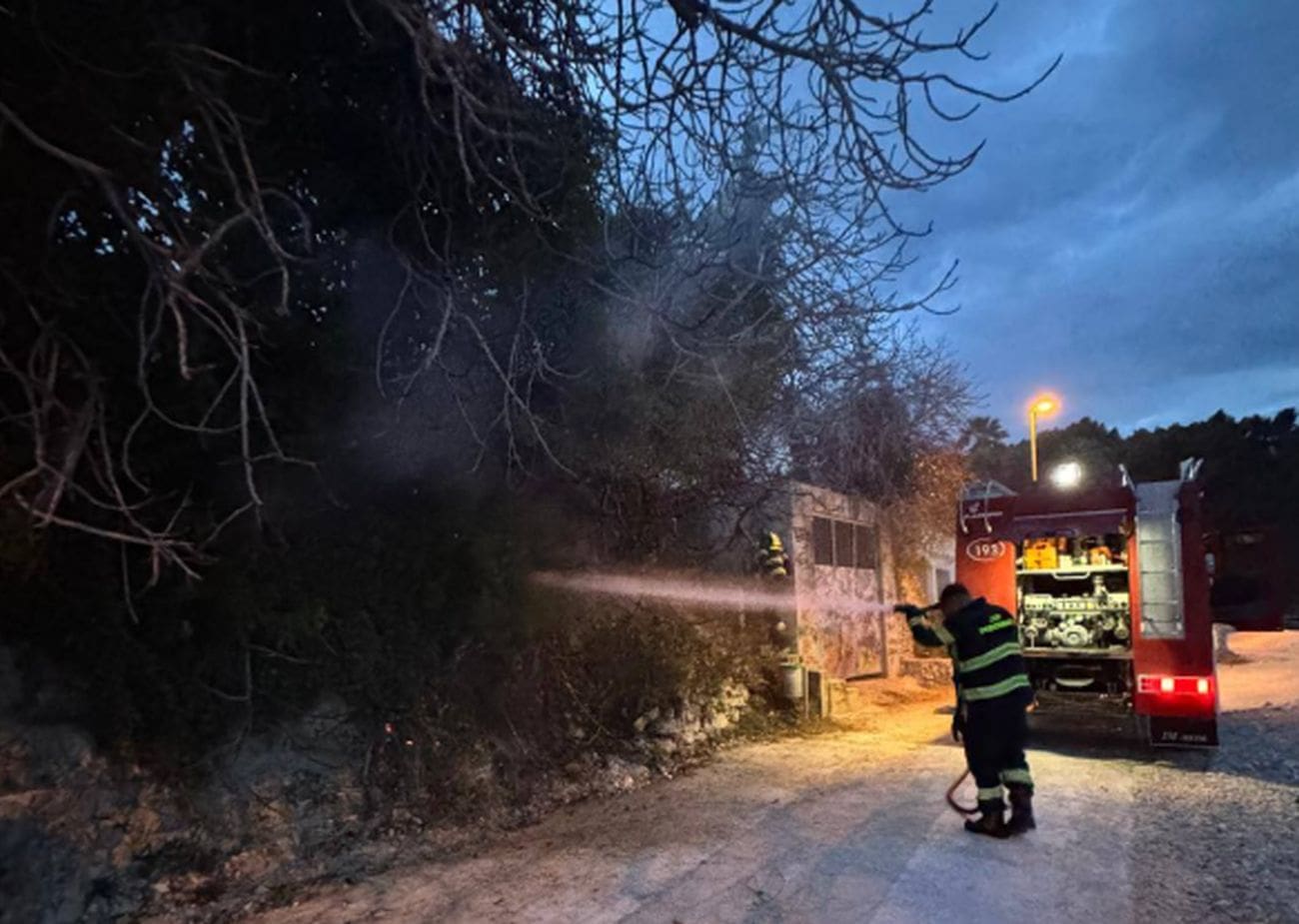 Brza reakcija vatrogasaca u Podstrani: požar kod kuća ugašen u ranim jutarnjim satima
