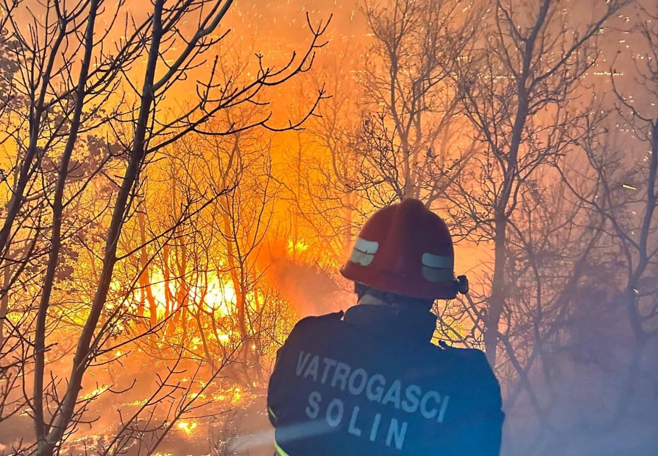 FOTO Lokaliziran veliki požar na Kozjaku, 25 vatrogasaca ostaje na sanaciji požarišta