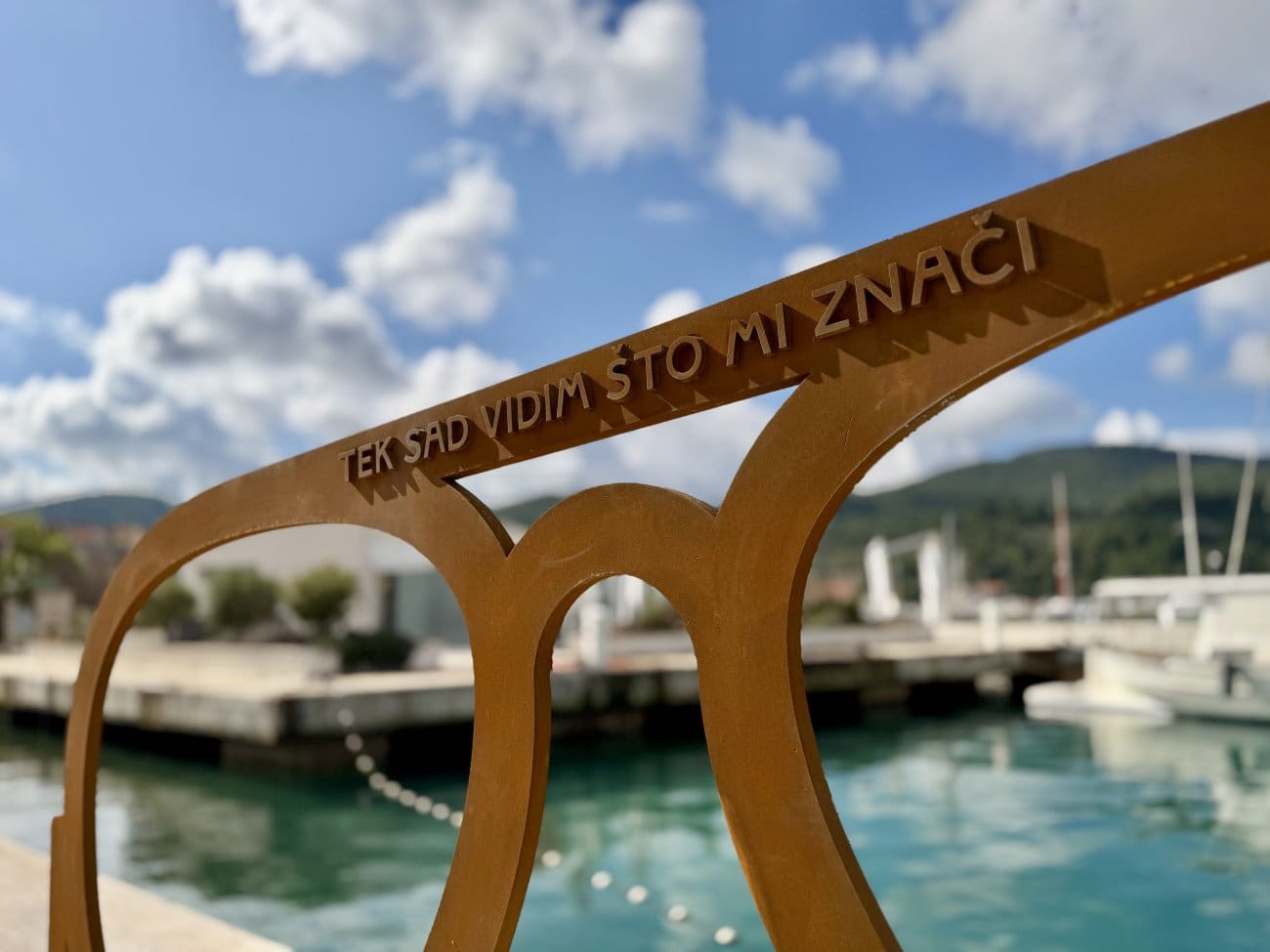 Vela Luka očima Olivera: Umjetnička instalacija u obliku naočala u čast glazbenoj legendi