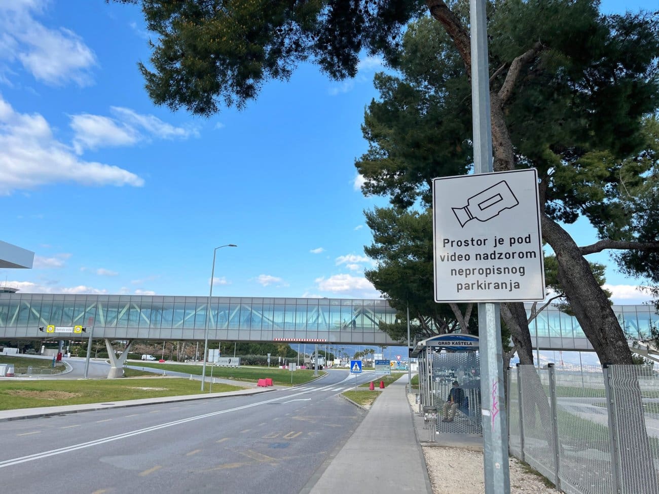 FOTOGALERIJA Odzvonilo je nepropisnom parkiranju na autobusnom stajalištu pored Zračne luke. Na adrese građana počele pristizati kazne