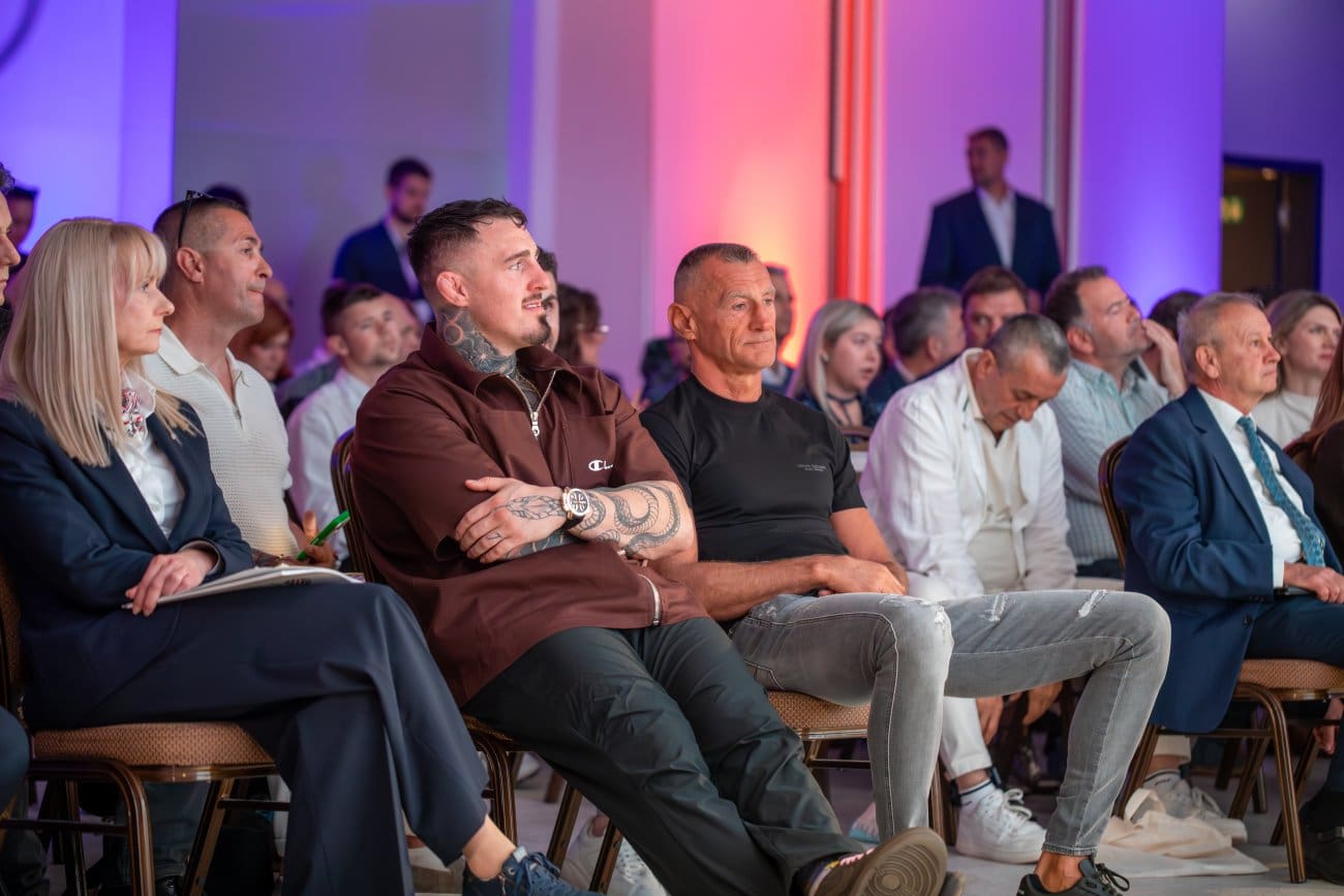 UFC prvak Tom Aspinall u Splitu: Hajduk mu uručuje dres, Dioklecijanova straža dočekuje ga na Peristilu