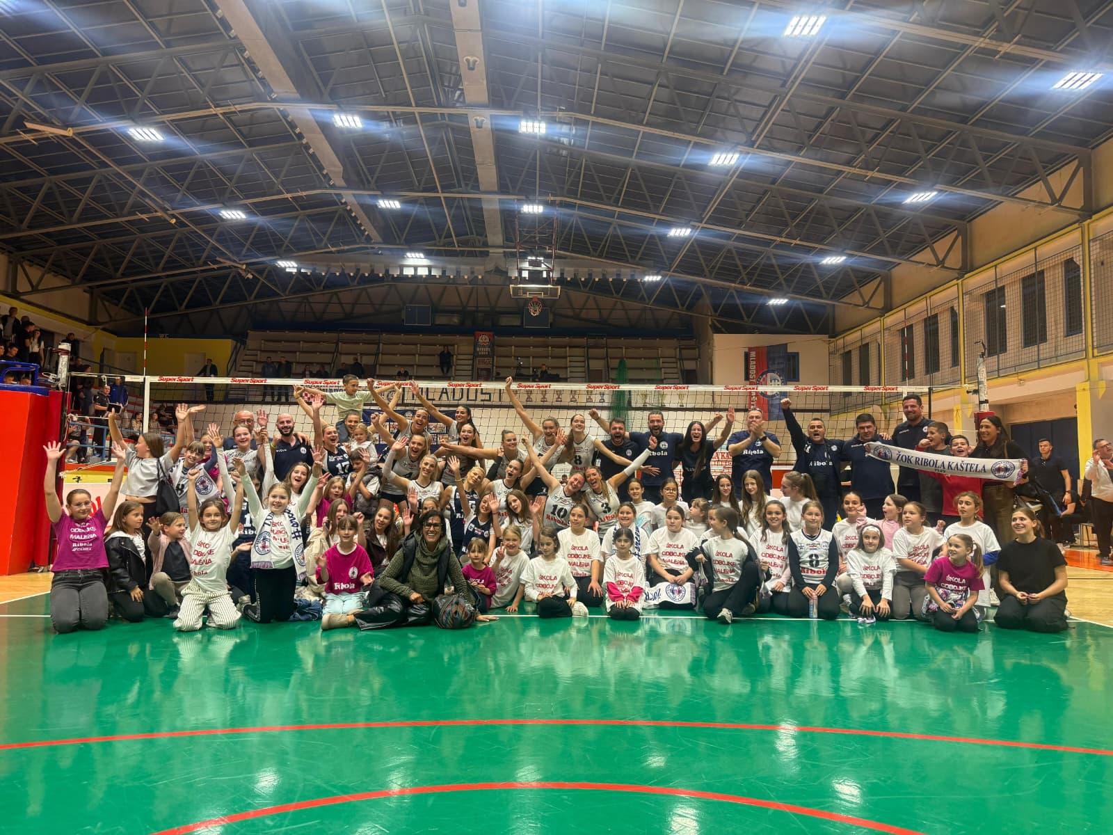 FOTOGALERIJA Sve je spremno za odbojkaški spektakl u Kaštelima: Ribola traži izjednačenje i povratak finala u Zagreb