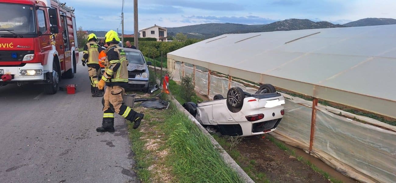 Automobil završio na krovu u kanalu, cesta zatvorena za promet