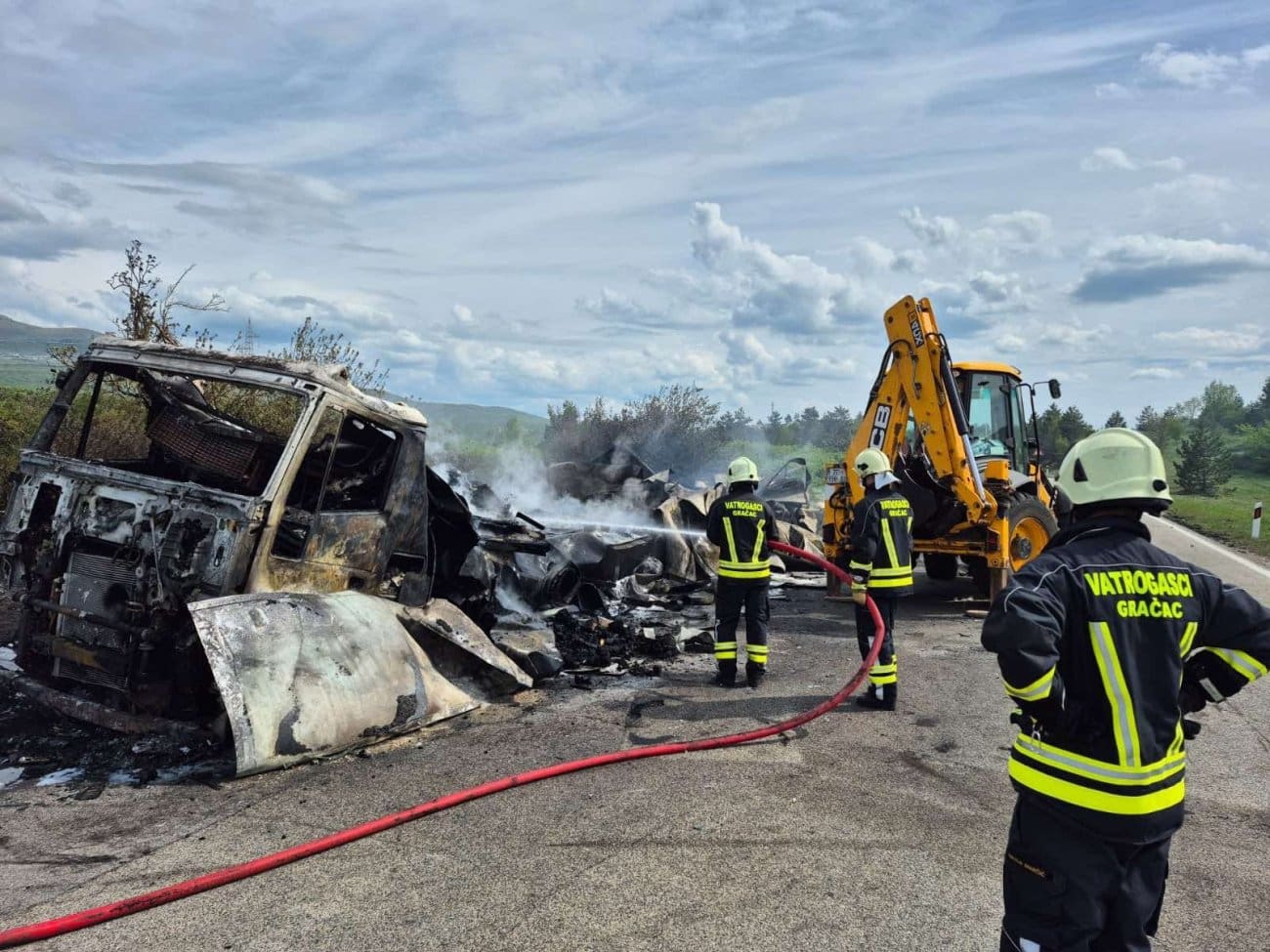 Promet između Gračaca i Knina bio potpuno prekinut. Pogledajte što su večeras objavili vatrogasci